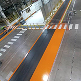 toma aerea de fabrica con señalizacion de transito peatonal y vehicular