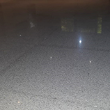 Pulido de piso en ambiente interior de vivienda en primer plano, con reflejos de las luces del techo