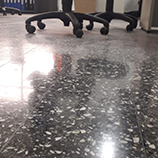 Piso pulido en oficina, sillas de oficina con ruedas de fondo.
