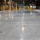 Piso pulido en interior de fabrica desde otro angulo mas amplio