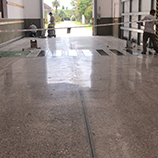 Piso pulido en entrada y trabajo de demarcación