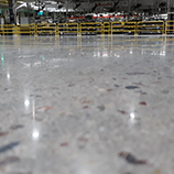 Primer plano de hormigon pulido terminado, toma amplia a la altura del piso