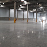 Toma amplia de piso de hormigon, pulido y terminado