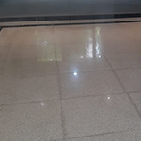 Pulido de piso en interior de vivienda desde otro angulo