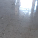 Pulido de piso en pasillo interior de vivienda, con reflejo de la luz de afuera