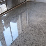 Pulido de piso de ambiente interno con reflejo de la ventana